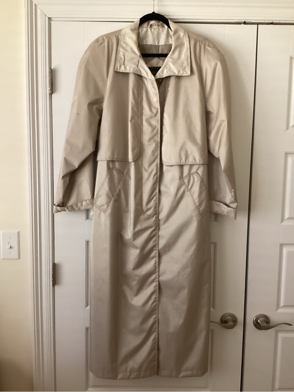 Women's Long Beige Trench Coat with Classic Collar
